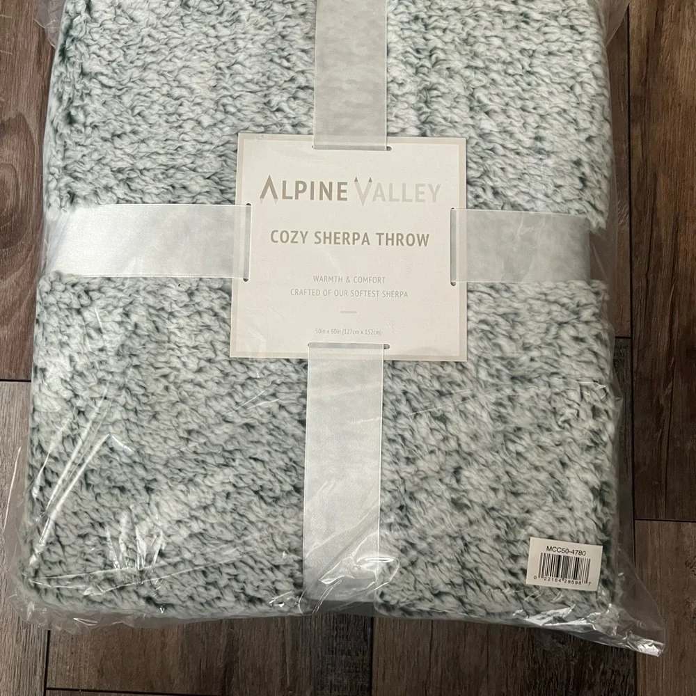 NEW Alpine Valley Cozy Sherpa Throw, 50